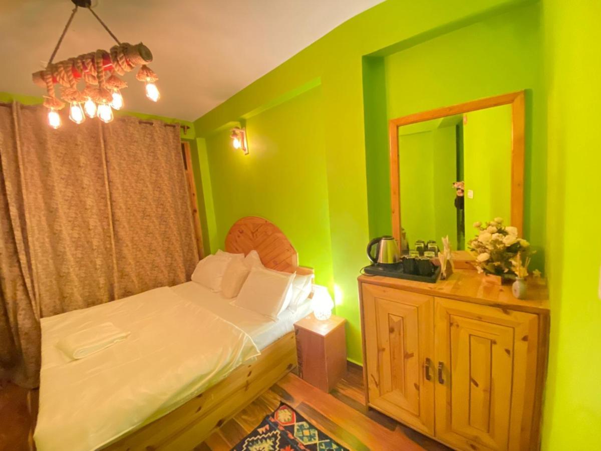 Attic Monkey Cafe & Rooms Manali  Exterior photo