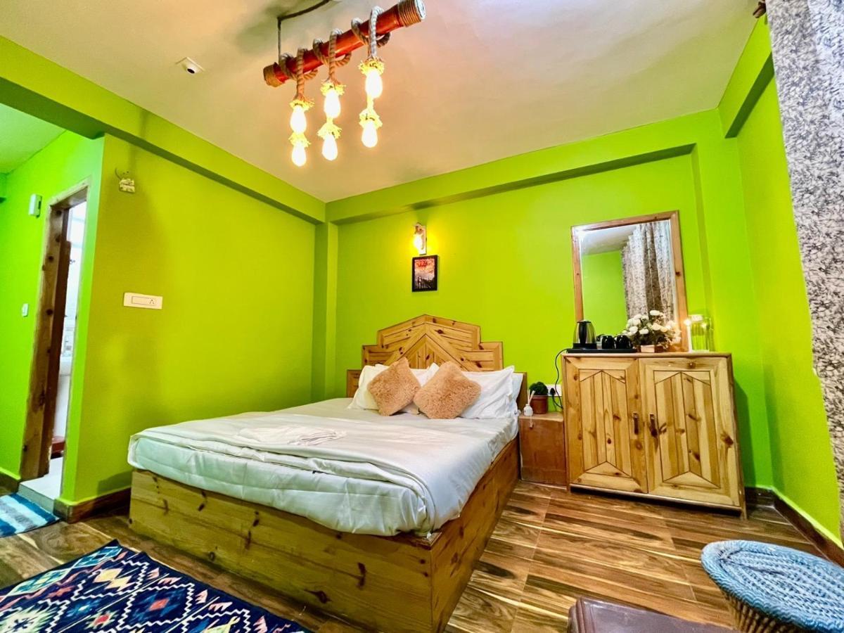 Attic Monkey Cafe & Rooms Manali  Exterior photo