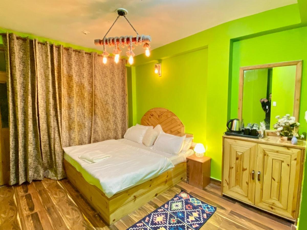 Attic Monkey Cafe & Rooms Manali  Exterior photo
