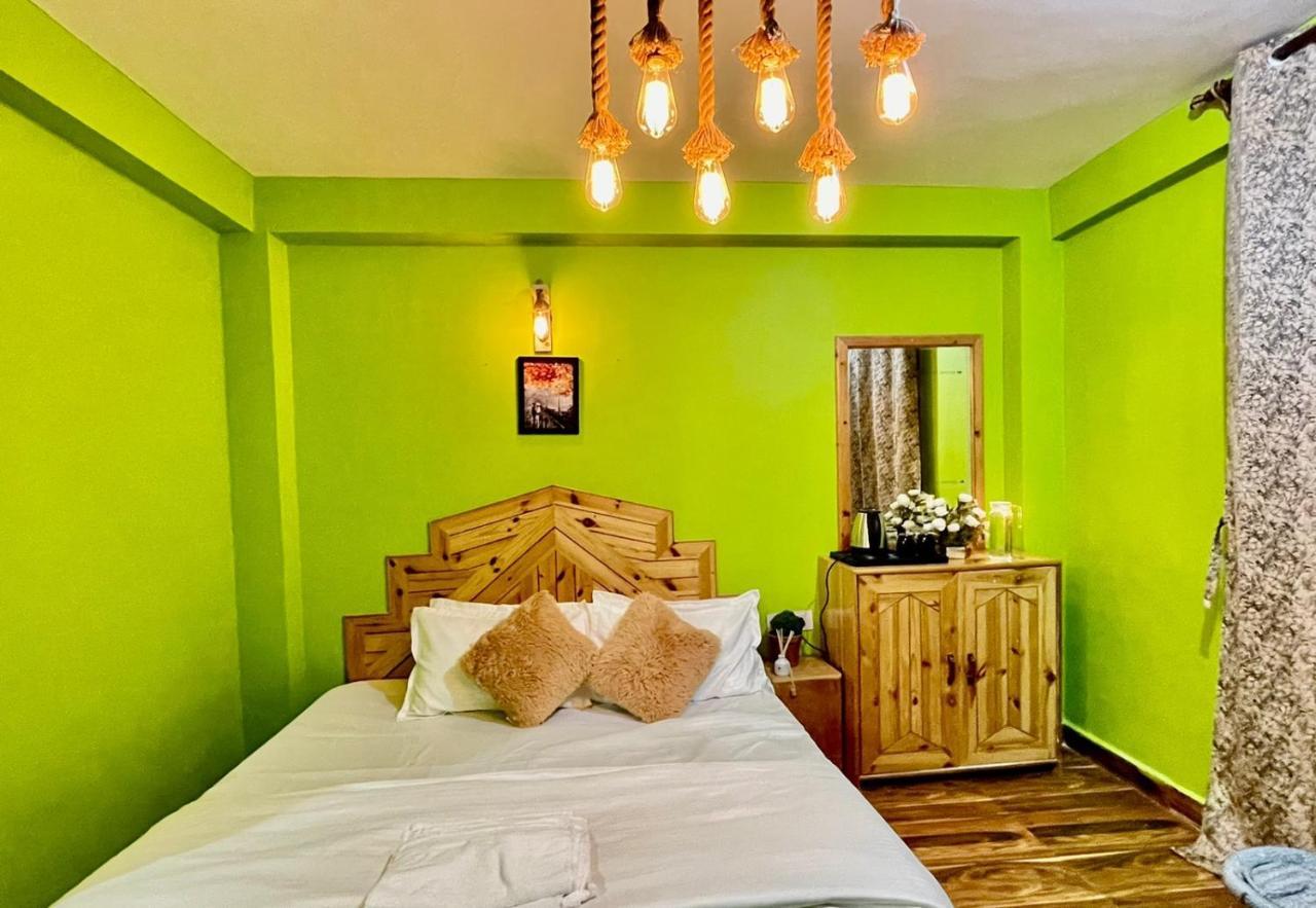 Attic Monkey Cafe & Rooms Manali  Exterior photo