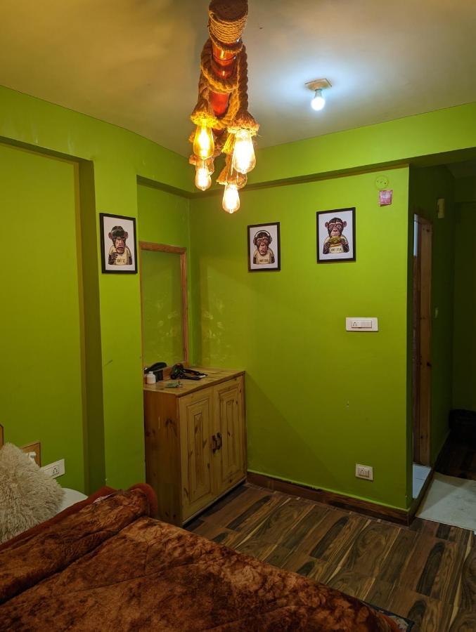 Attic Monkey Cafe & Rooms Manali  Exterior photo