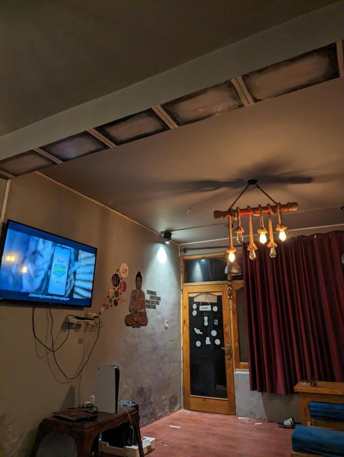 Attic Monkey Cafe & Rooms Manali  Exterior photo