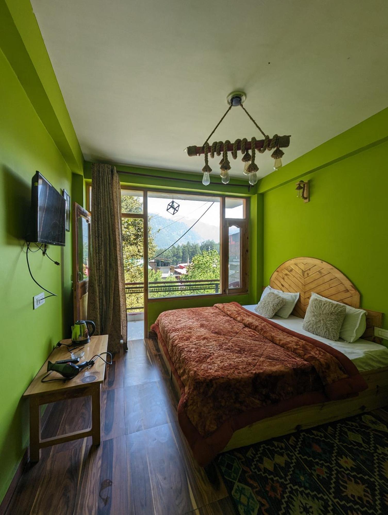 Attic Monkey Cafe & Rooms Manali  Exterior photo