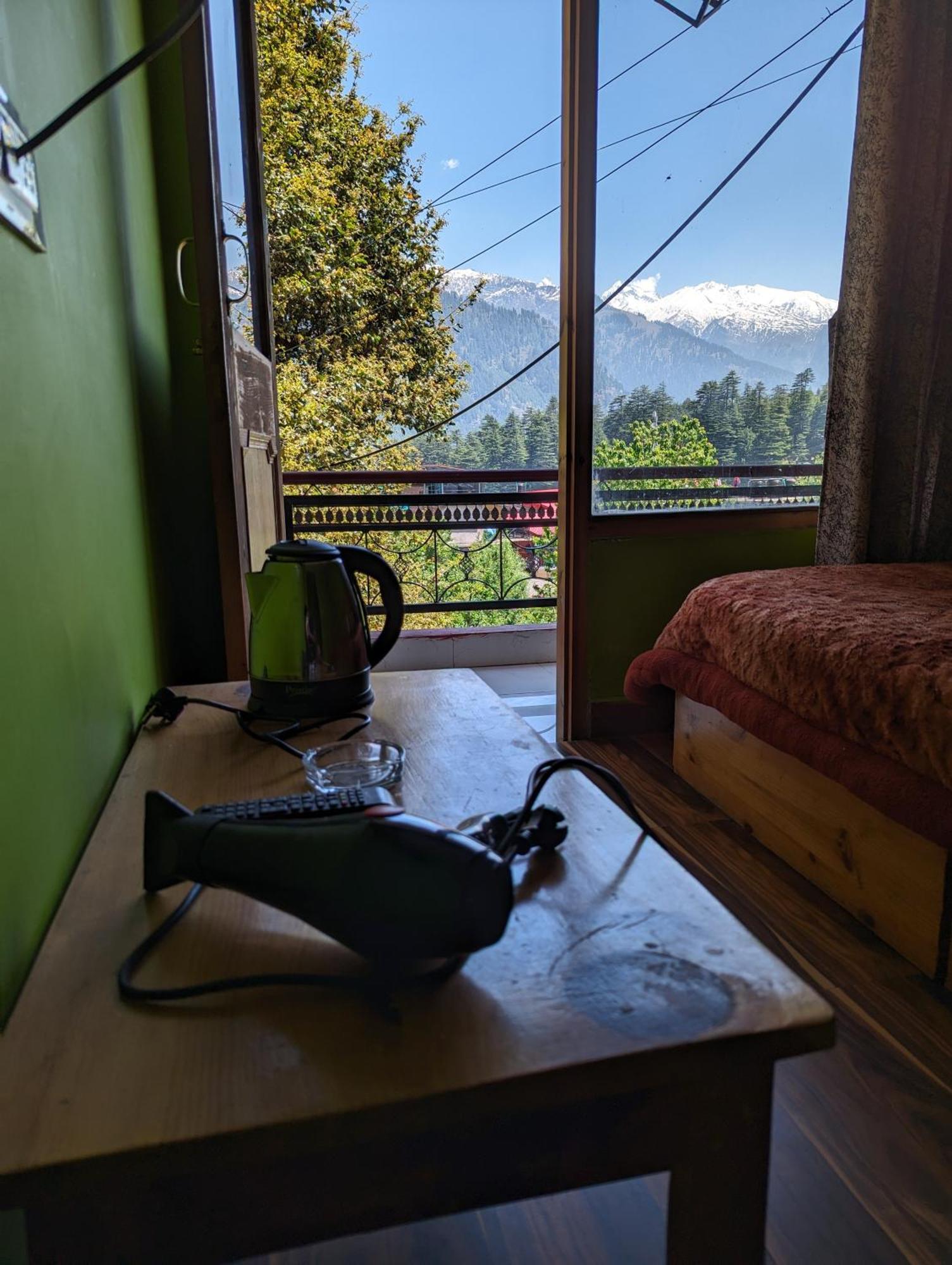 Attic Monkey Cafe & Rooms Manali  Exterior photo