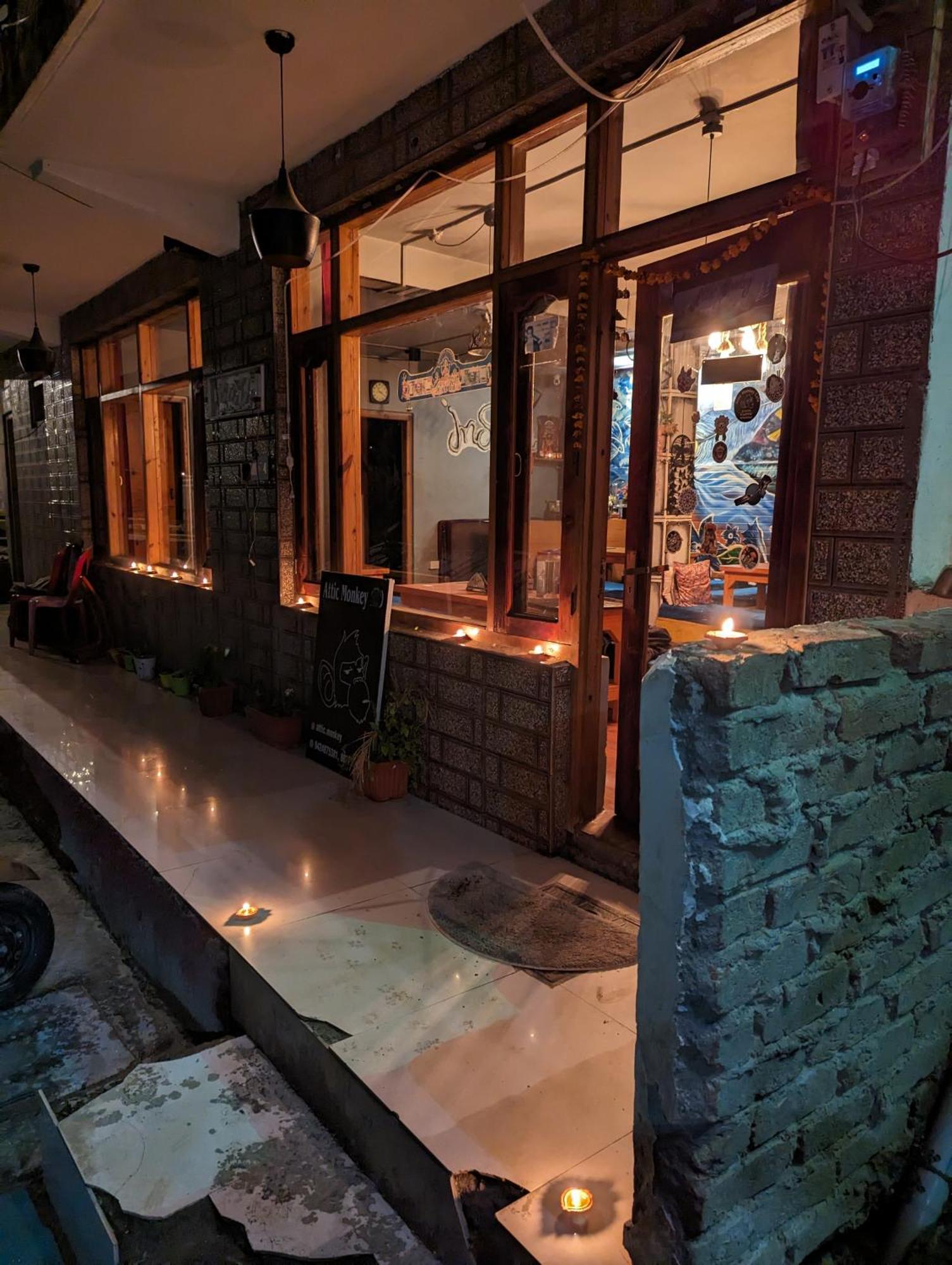 Attic Monkey Cafe & Rooms Manali  Exterior photo
